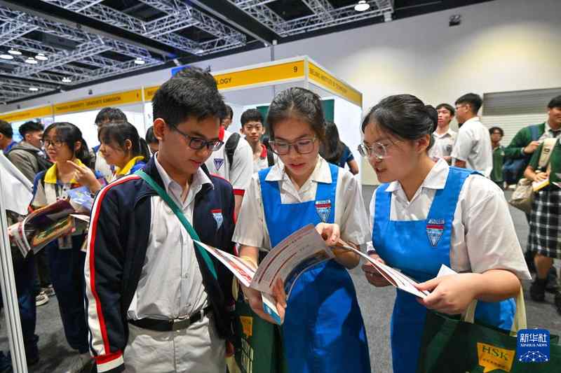  吉隆坡留学展现场，马来西亚青年探寻中国机遇；多元高校汇聚，开启职业新篇章。 教育招生
