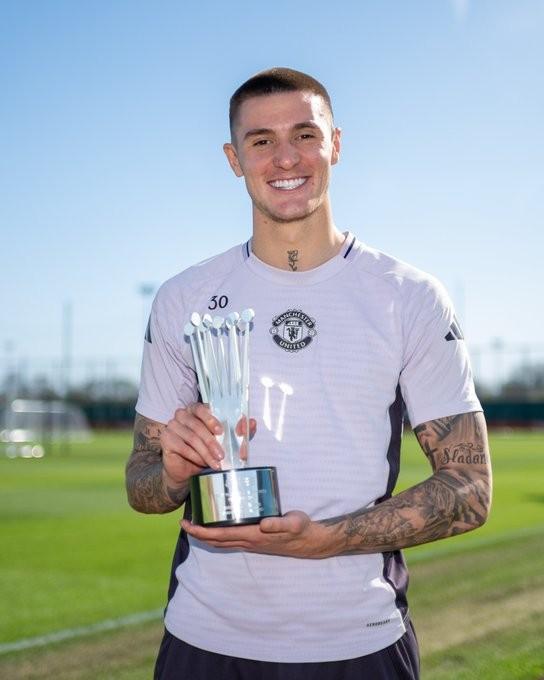 球迷之声汇聚光芒;谢什科捧起二月PFA最佳奖杯。 体育新闻