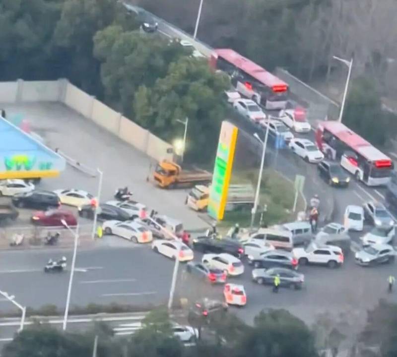 加油站长队频现,油价迎来新一轮考验;国家调控出手,民生负担得到缓解。 股票财经 加油站长队频现,油价迎来新一轮考验;国家调控出手,民生负担得到缓解。 股票财经