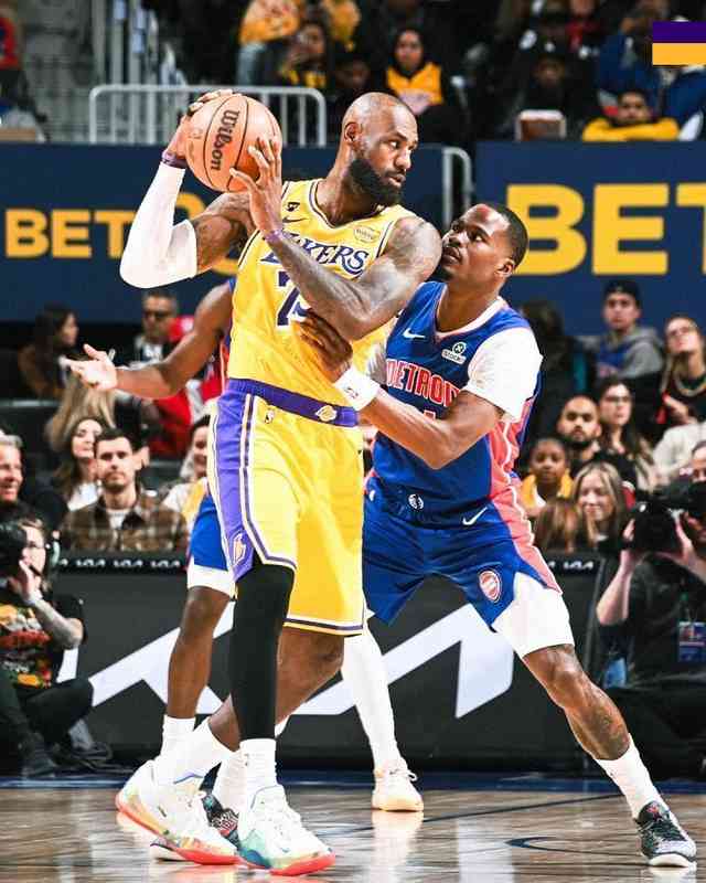 湖人客场惜败活塞;詹姆斯上半场得分挂零;雷迪克盛赞其无私选择。 体育新闻 湖人客场惜败活塞;詹姆斯上半场得分挂零;雷迪克盛赞其无私选择。 体育新闻