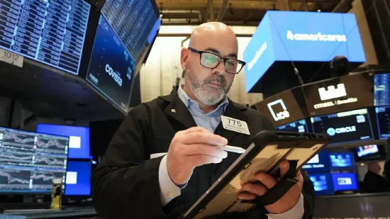  美股早盘延续调整态势；道指出现明显回落；油价反弹加剧市场谨慎情绪。 股票财经