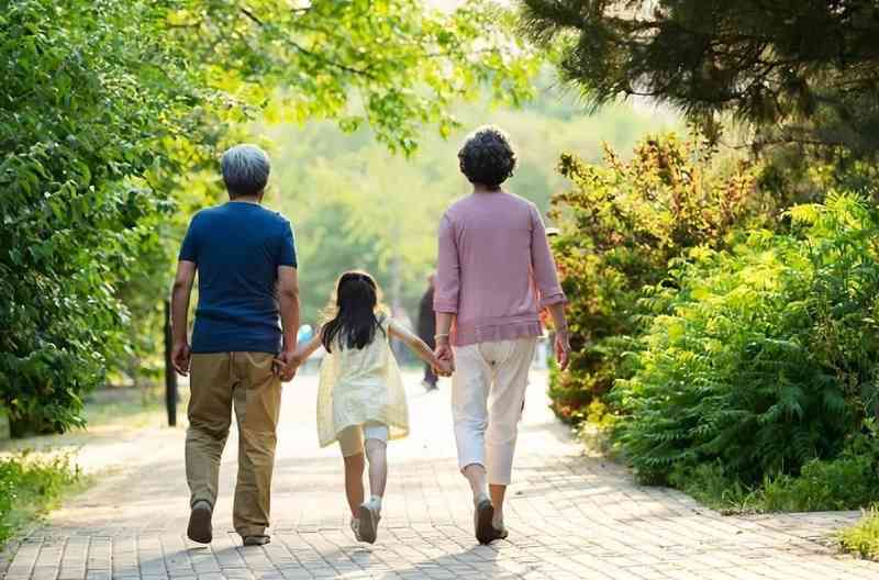  那个教你打太极、下棋、修凳子的老人，正在用最笨拙的方式偷偷爱你 情感心理