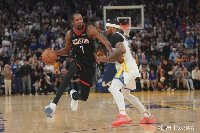从板凳边缘到季后赛大名单——一个被低估的控卫终于等来了属于自己的位置 体育新闻