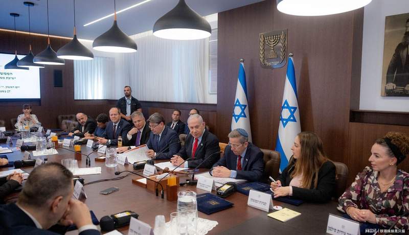  【深度解析】霍尔木兹封锁36小时：美军“铁桶阵”背后的规则漏洞与战略困局 新闻